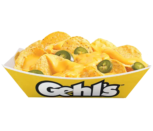 Nachos con salsa de queso jalapeño