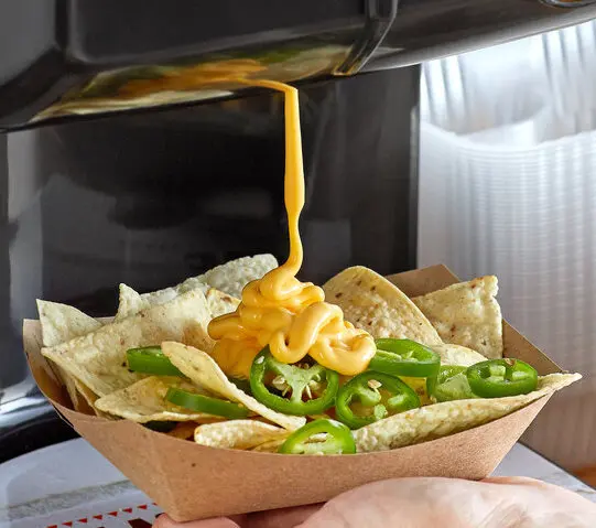Imagen vertiendo salsa de queso